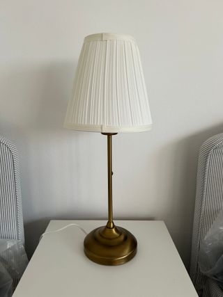 Candeeiro de mesa IKEA ÅRSTID latão/branco