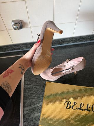 Zapatos de tacón beige con tiras