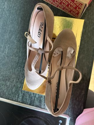 Zapatos de tacón beige con tiras