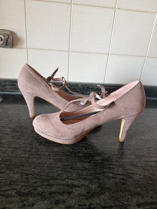 Zapatos de tacón beige con tiras