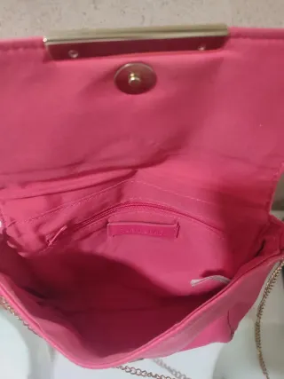 Bolso Bershka rosa con cadena dorada