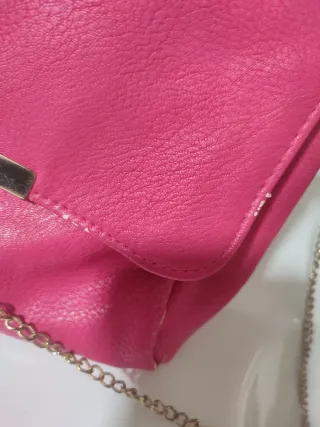 Bolso Bershka rosa con cadena dorada