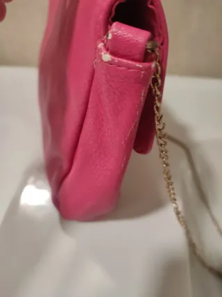 Bolso Bershka rosa con cadena dorada