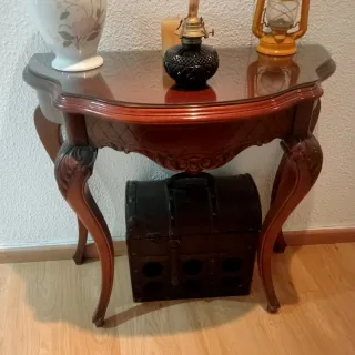 Mesa antigua de madera con tapa de cristal