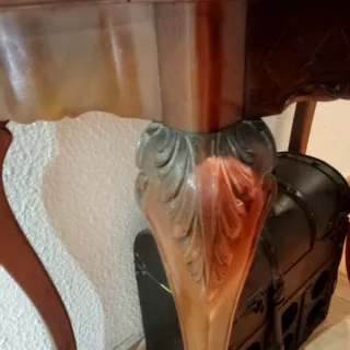 Mesa antigua de madera con tapa de cristal