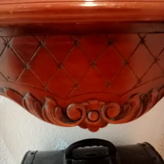 Mesa antigua de madera con tapa de cristal