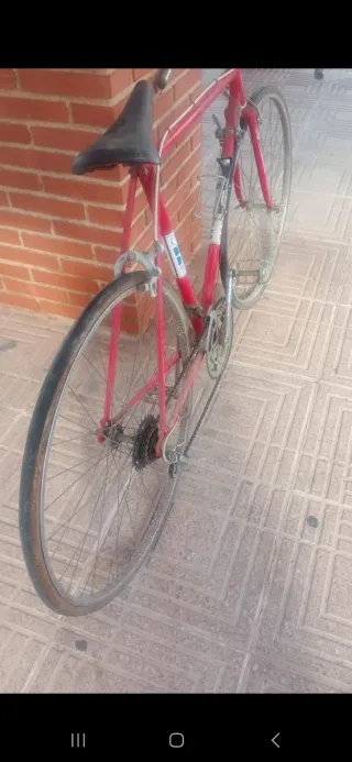 Bicicleta de carretera BH roja