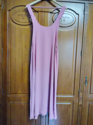 Vestido pichi rosa con tirantes
