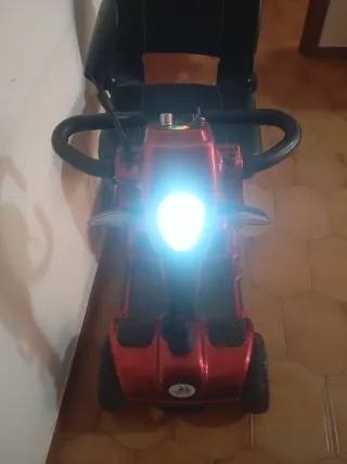 Scooter de movilidad reducida rojo