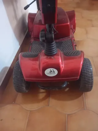 Scooter de movilidad reducida rojo