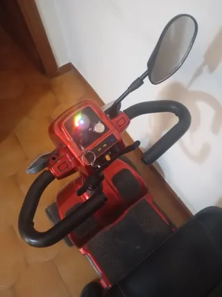 Scooter de movilidad reducida rojo