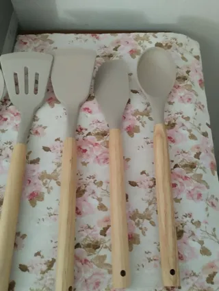 Set 12 Mestoli Cucina Silicone e Legno Beige