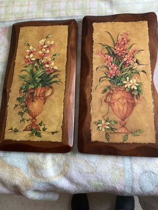 dos Cuadros de madera con flores y hiedra.