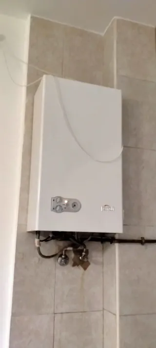 Caldera Ferroli (necesita ajuste, gotea)