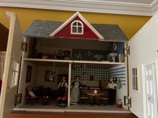 Casa delle bambole con mobili