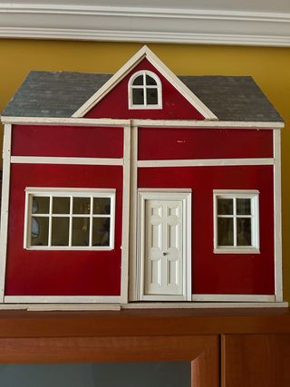 Casa delle bambole con mobili