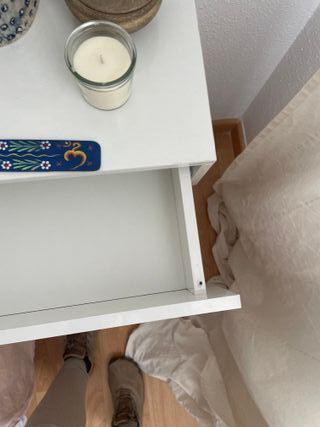 Mesita de noche flotante blanca