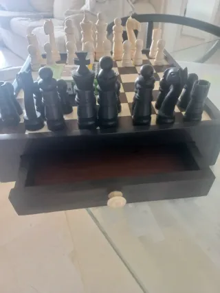 Juego de ajedrez de hueso y madera