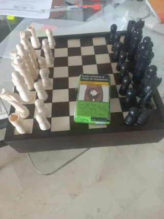 Juego de ajedrez de hueso y madera