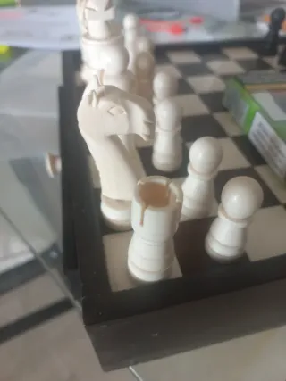 Juego de ajedrez de hueso y madera