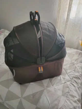 Carro para mascotas marrón y negro