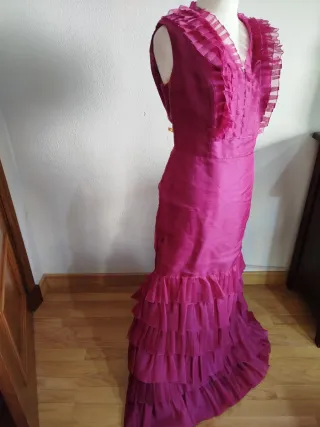 Vestido de fiesta rosa con volantes