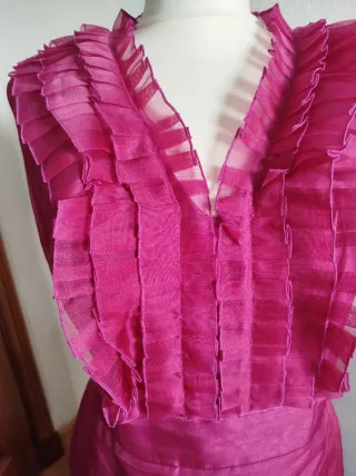 Vestido de fiesta rosa con volantes