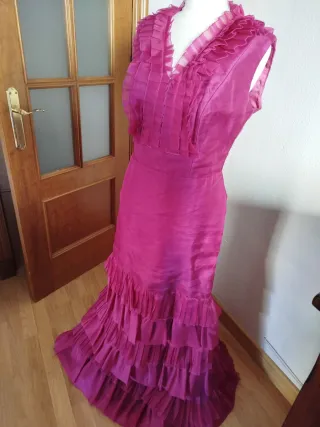 Vestido de fiesta rosa con volantes