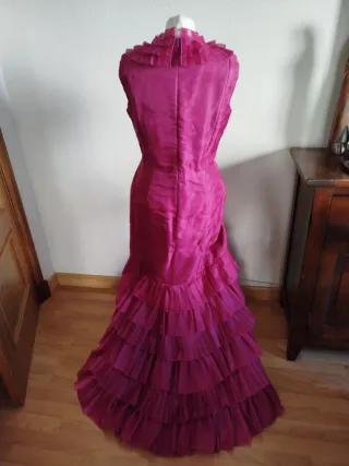 Vestido de fiesta rosa con volantes