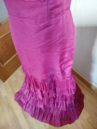 Vestido de fiesta rosa con volantes