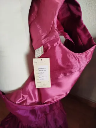 Vestido de fiesta rosa con volantes