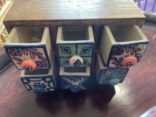 Mueble joyero con cajones decorados