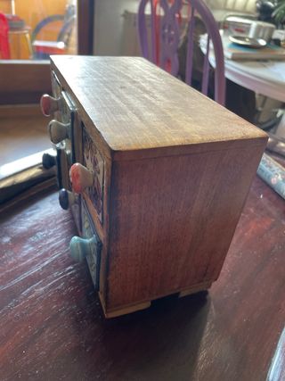 Mueble joyero con cajones decorados