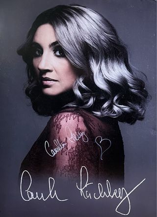 Cartel Camilla Läckberg con autógrafo.