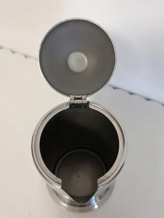 Teiera in metallo con manico e pomello