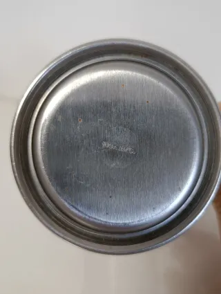 Teiera in metallo con manico e pomello