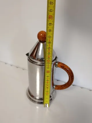 Teiera in metallo con manico e pomello