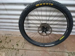 Rueda 27.5 con disco con buje Deore.con cassete.