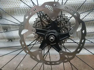 Rueda 27.5 con disco con buje Deore.con cassete.