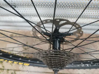 Rueda 27.5 con disco con buje Deore.con cassete.