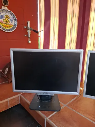 2 Monitores Acer y LG Plata/Negro 30 euros unidad