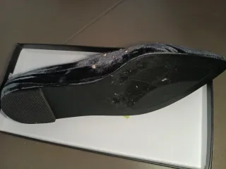 Manoletinas negras con tachas doradas