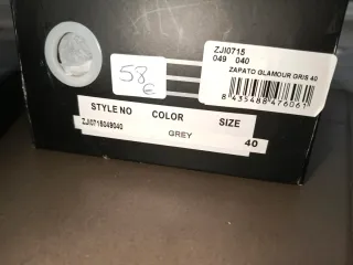 Manoletinas negras con tachas doradas