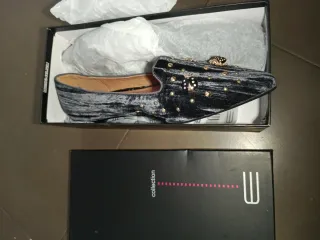 Manoletinas negras con tachas doradas