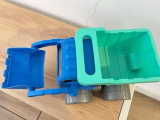 Camión volquete de plástico azul y verde