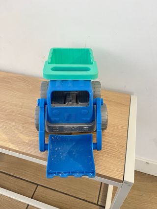 Camión volquete de plástico azul y verde