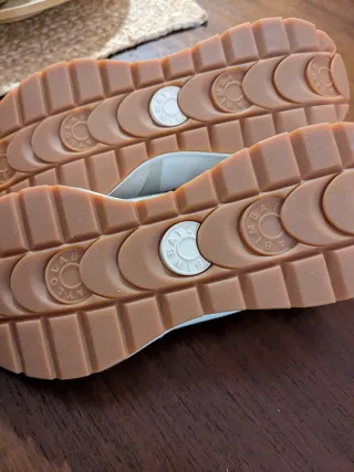 Zapatillas deportivas beige y blancas