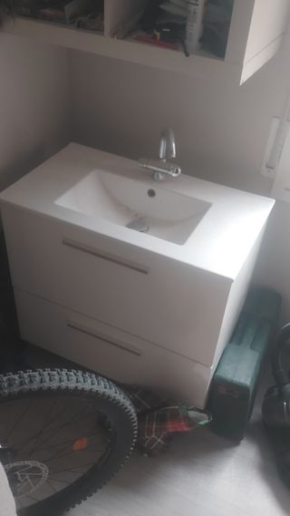 Mueble de baño blanco con cajones