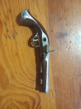 Pistola antigua decorativa