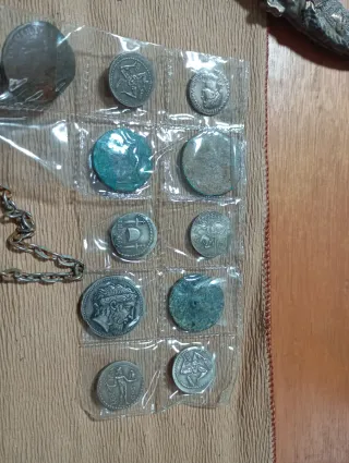 Lote de Dagas y Monedas Antiguas escucho tú hofert